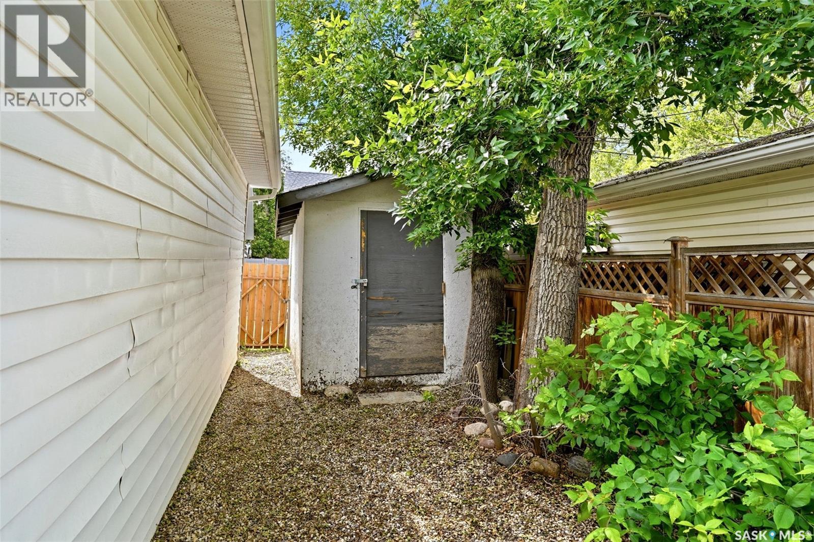 1860 Alexandra STREET — photo 25