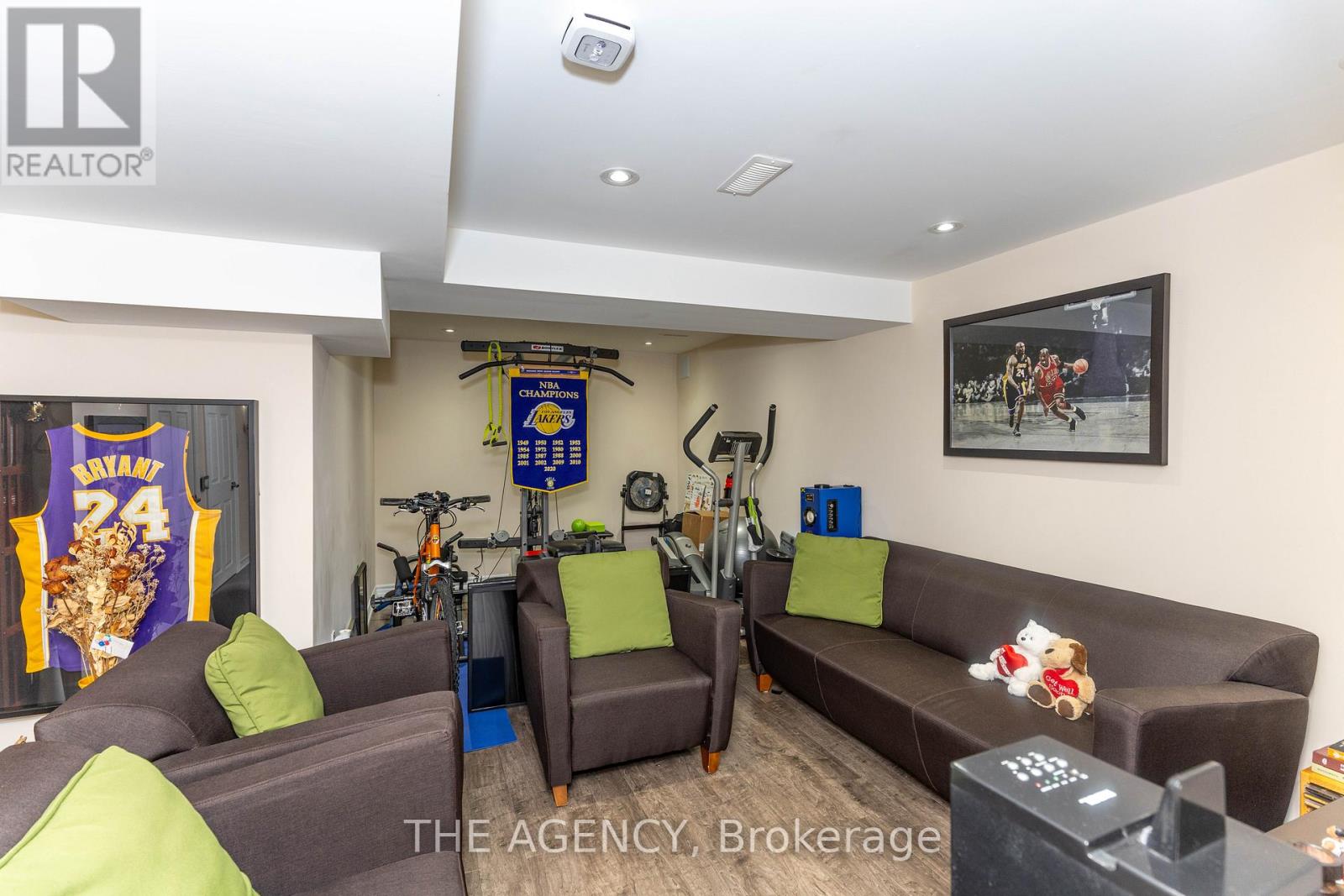 54 THAMES DRIVE - 35