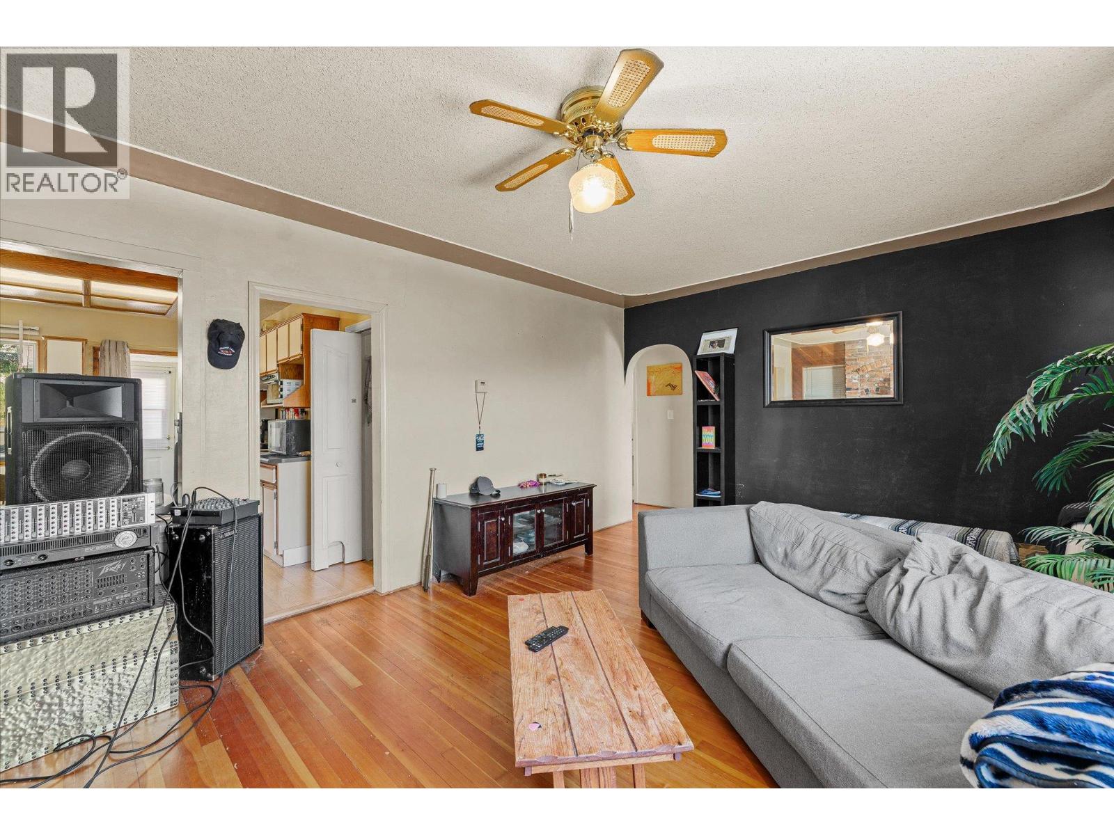6488 Renfrew Road - 10