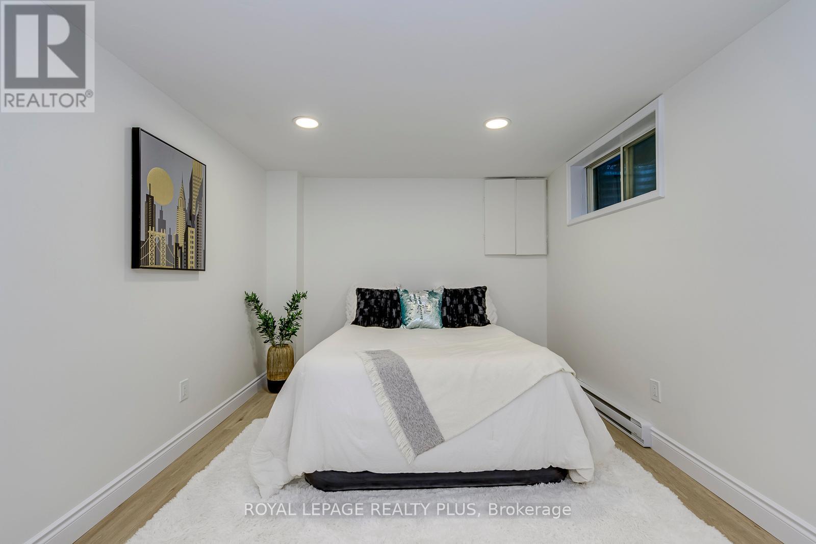 #1 640 RATHBURN ROAD E - 32