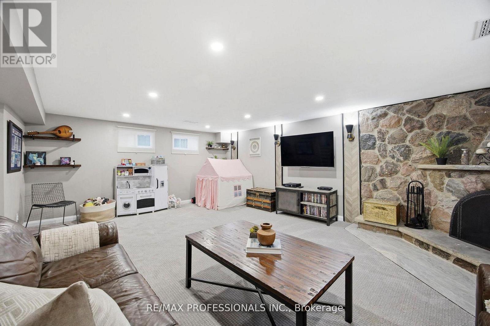 33 BRAMPTON ROAD - 27