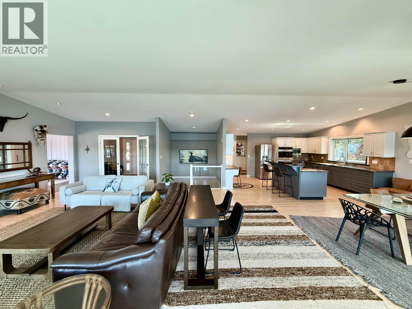 6168 LAKESHORE DRIVE - 16