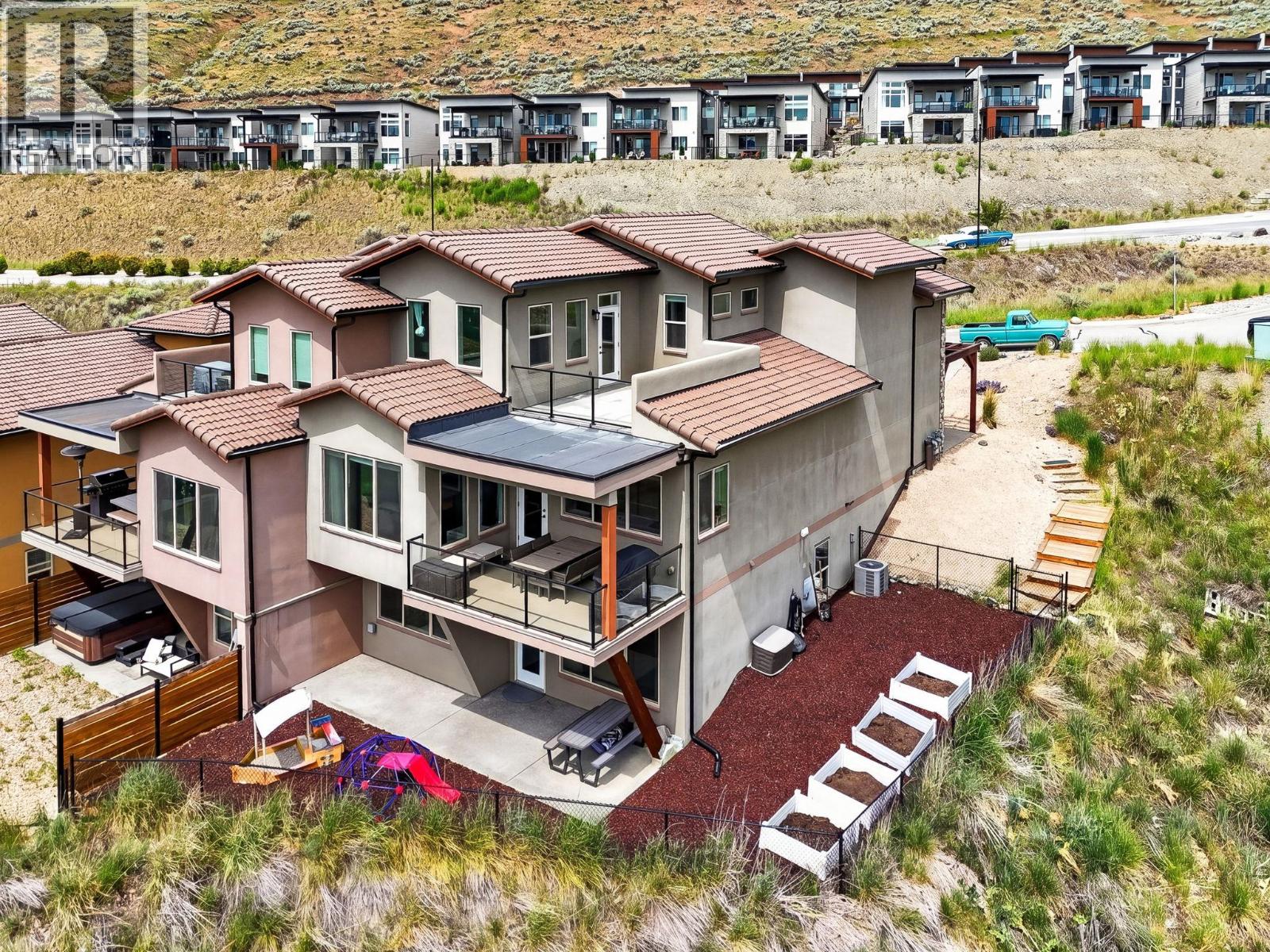#1 595 Vineyard Way N - 3