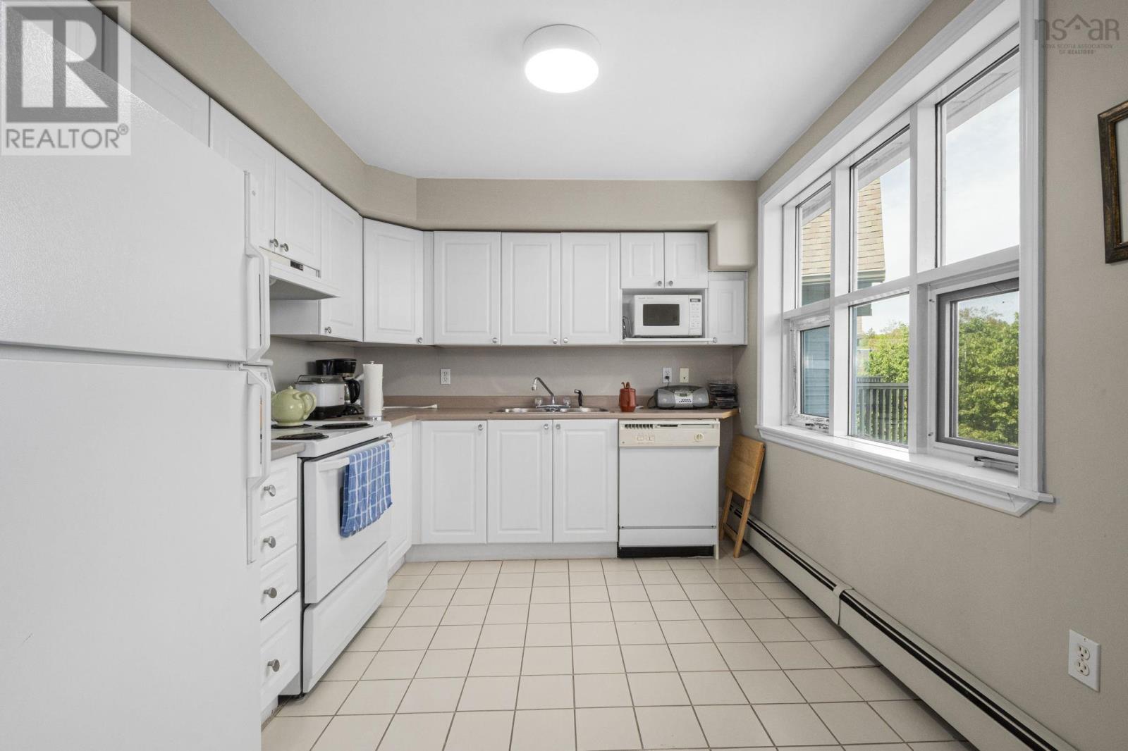 #301 2 Lake Drive - 31