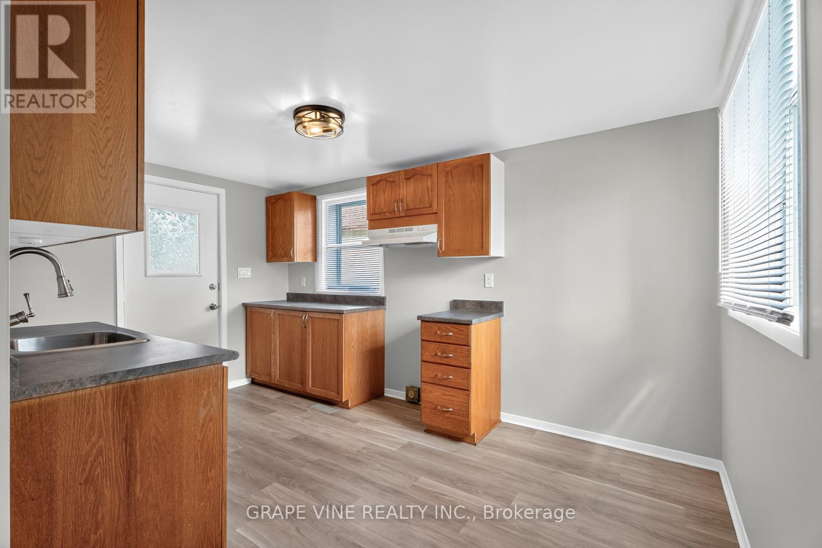 814 LAURIER STREET - Image 12