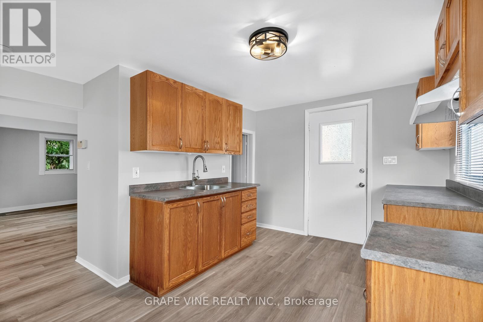 814 LAURIER STREET - Image 13