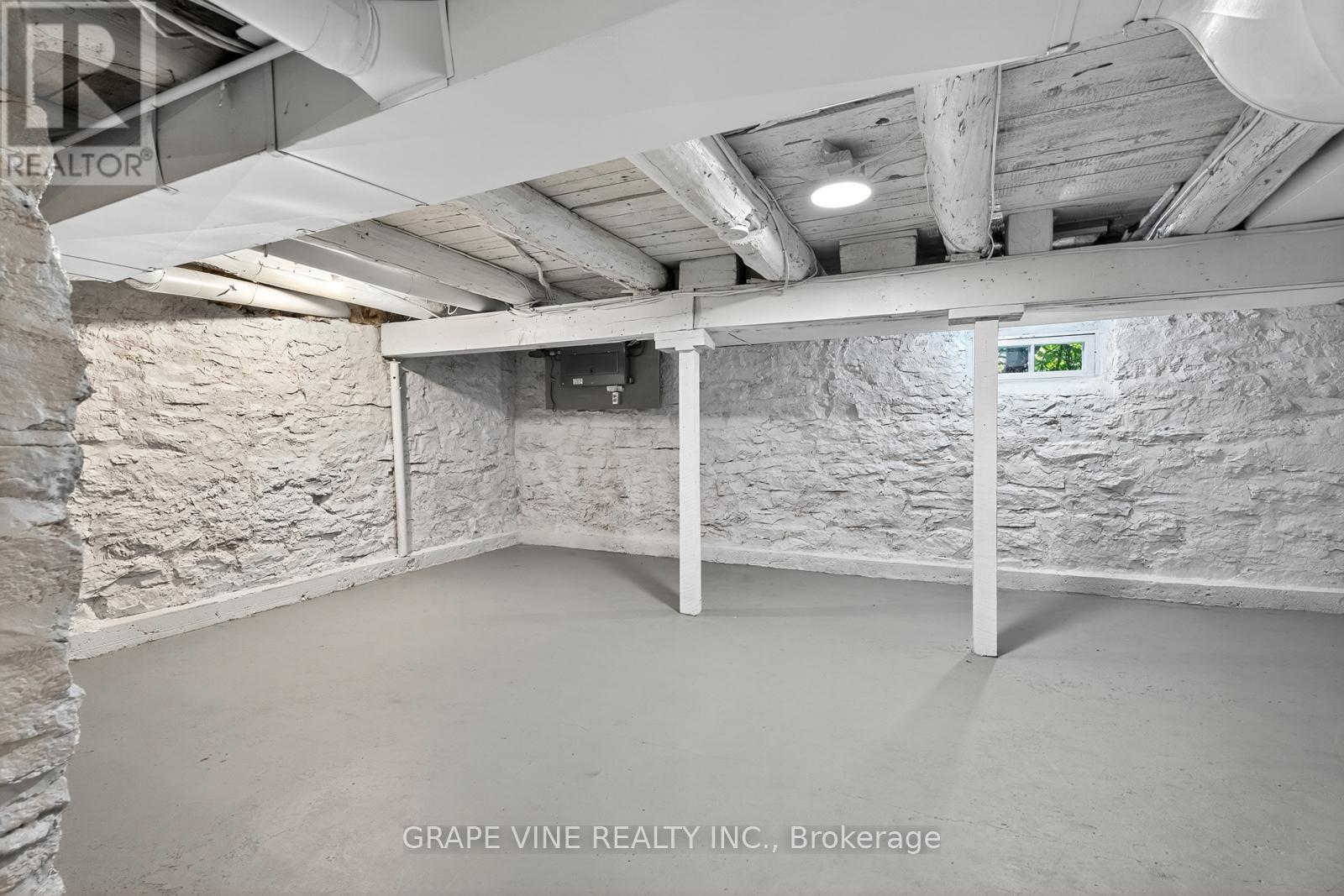 814 LAURIER STREET - Image 24