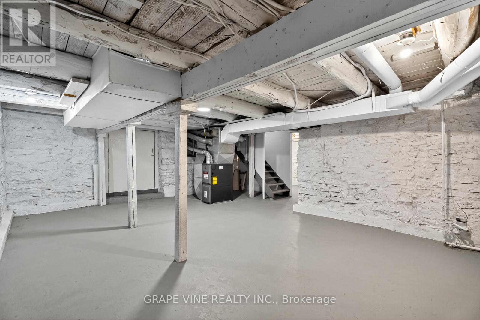 814 LAURIER STREET - Image 25