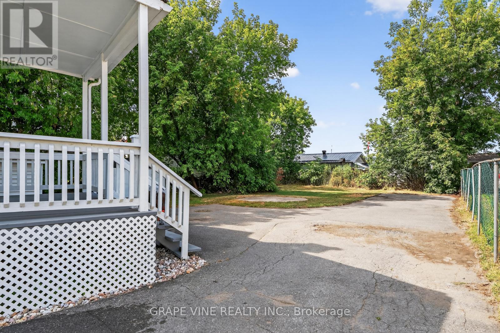 814 LAURIER STREET - Image 30