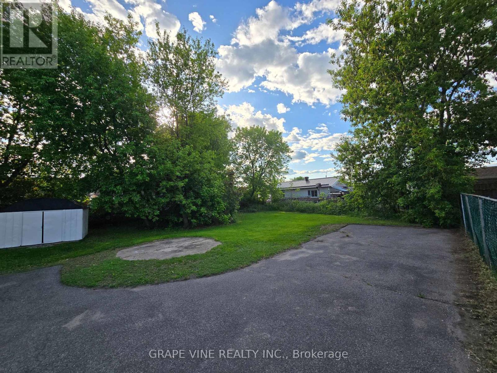 814 LAURIER STREET - Image 31