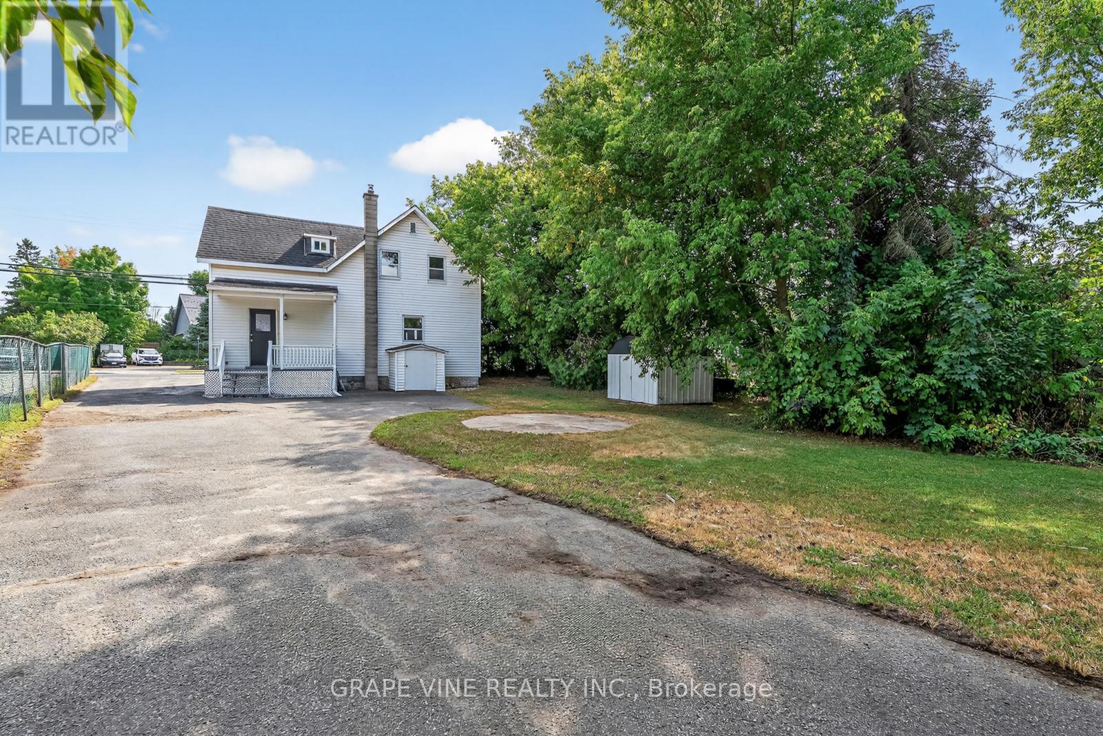 814 LAURIER STREET - 32