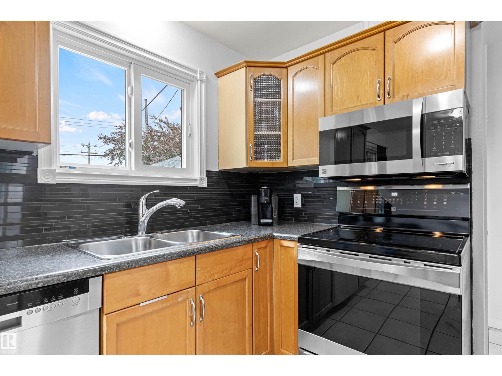 8707 69 AV NW — photo 24
