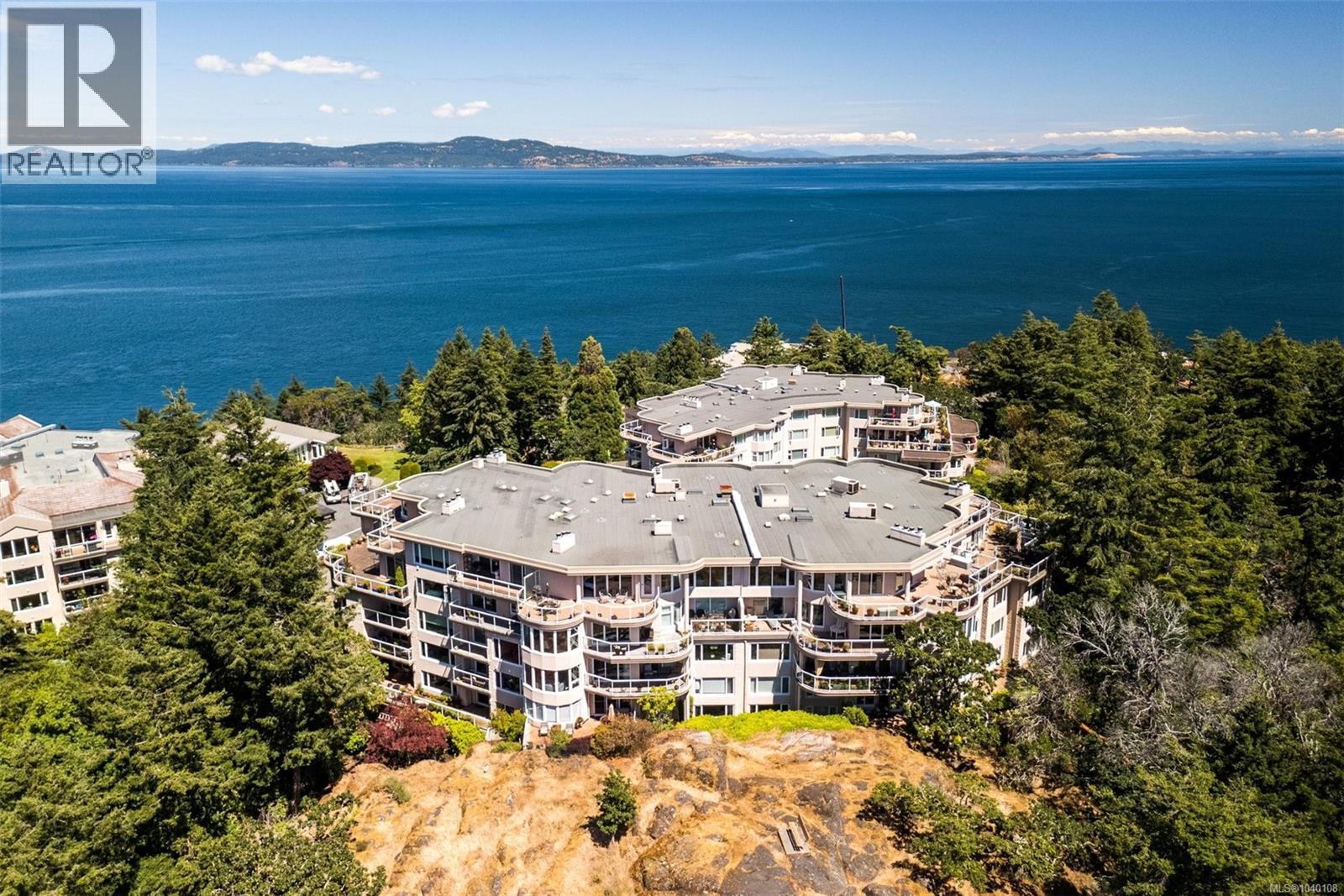 PH52 2829 Arbutus Road, Saanich