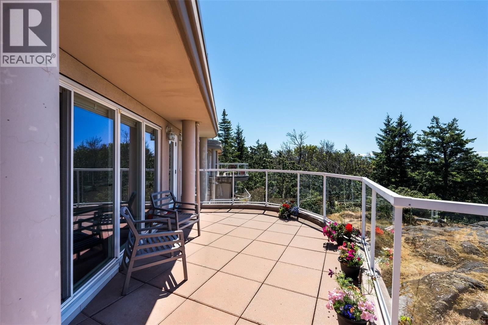 #PH52 2829 Arbutus Rd - 25