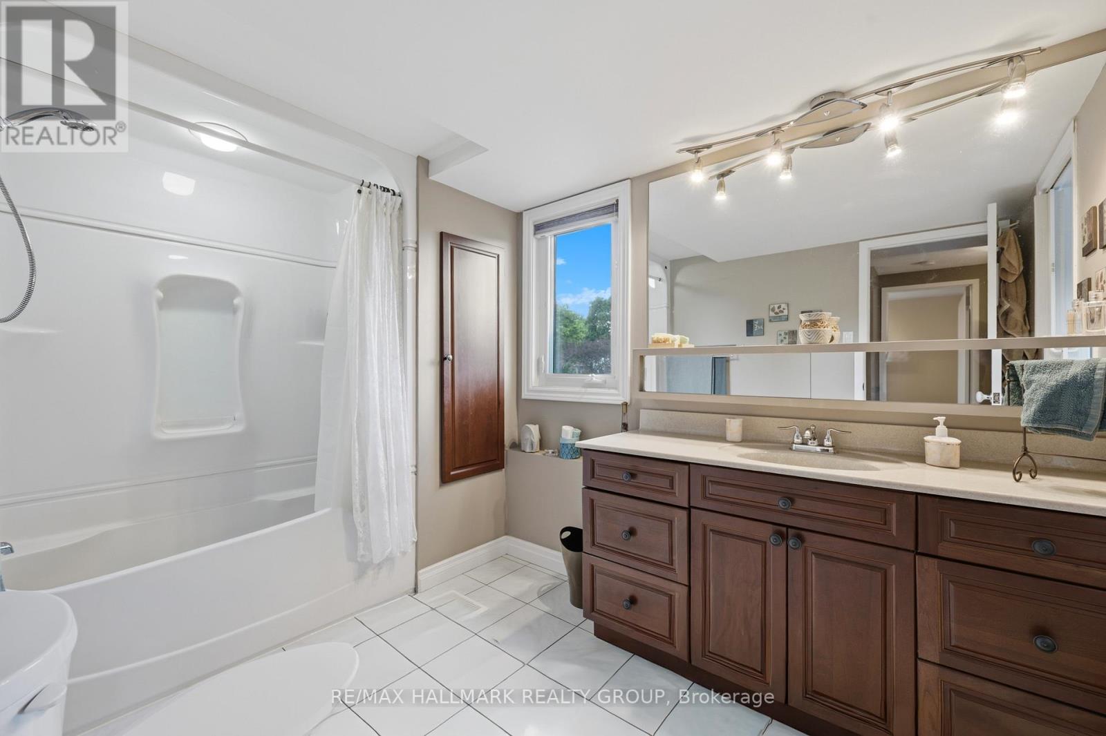 3 Bed, 3 Bath House for Sale in Ottawa – 8052 JEANNE D’ARC BOULEVARD, Ottawa – MLS# X13469634 - Image 32