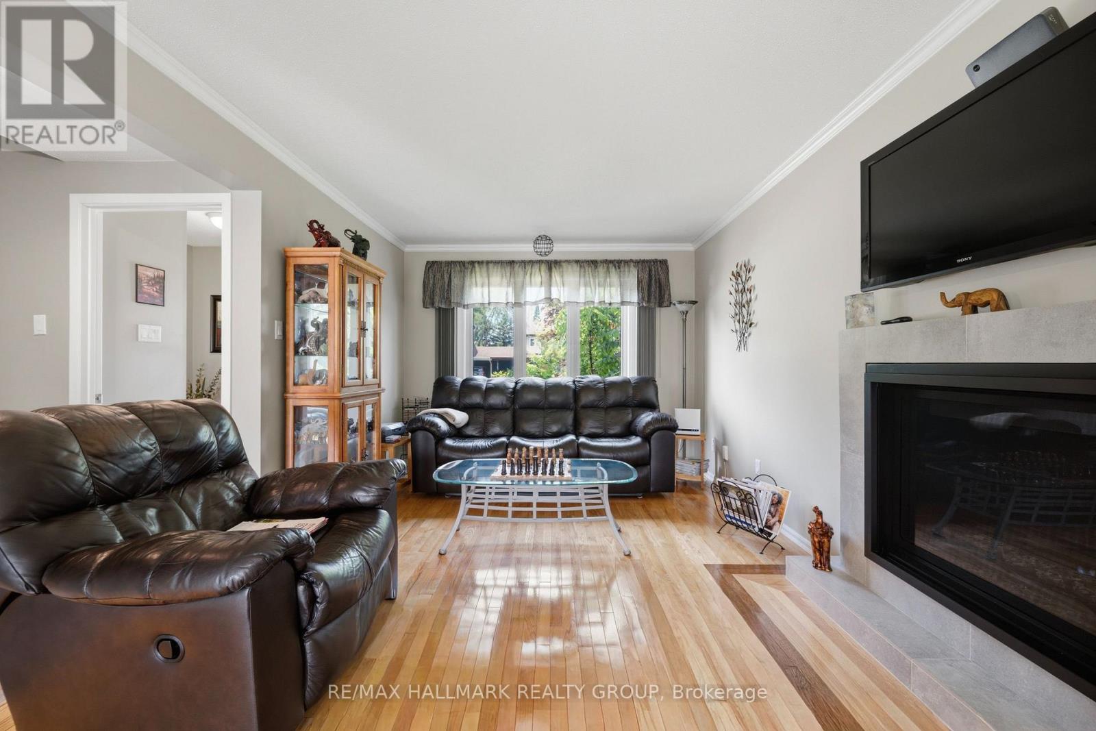 3 Bed, 3 Bath House for Sale in Ottawa – 8052 JEANNE D’ARC BOULEVARD, Ottawa – MLS# X13469634 - Image 7