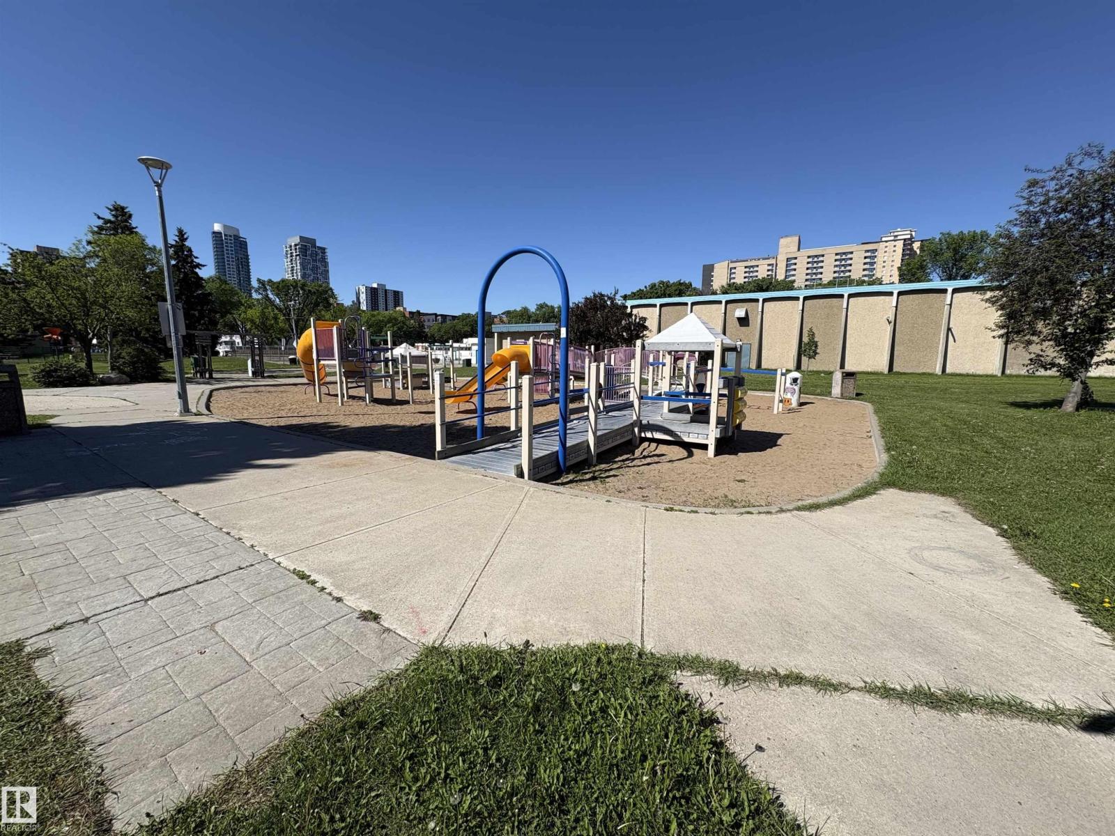 #3 10324 119 ST NW - 32