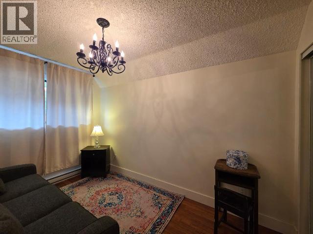 #6 4420 QUEBEC AVE - 23