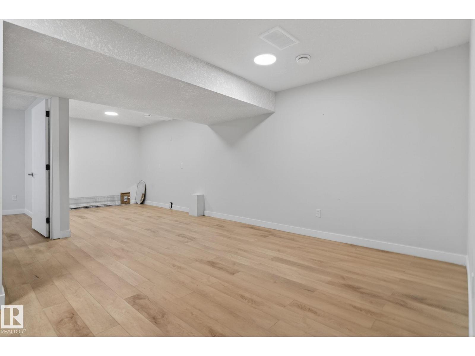 5306 67 street - 30