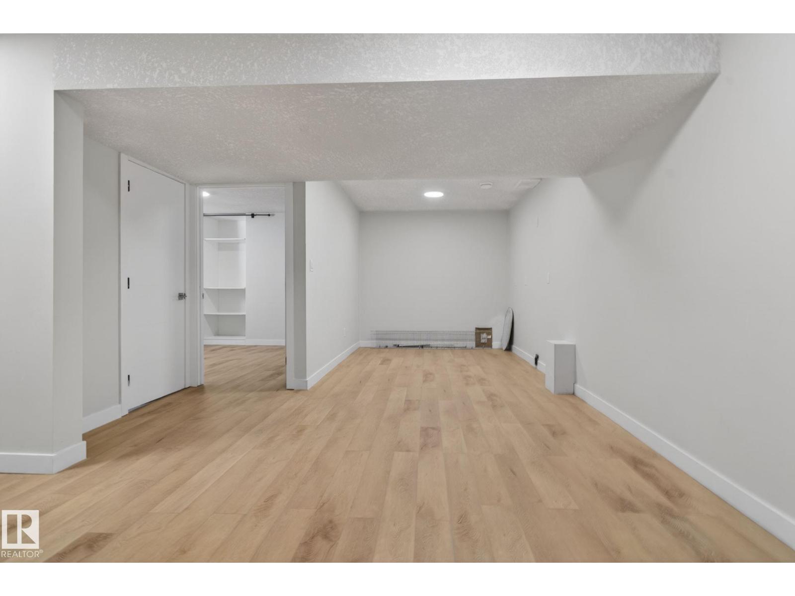 5306 67 street - 31