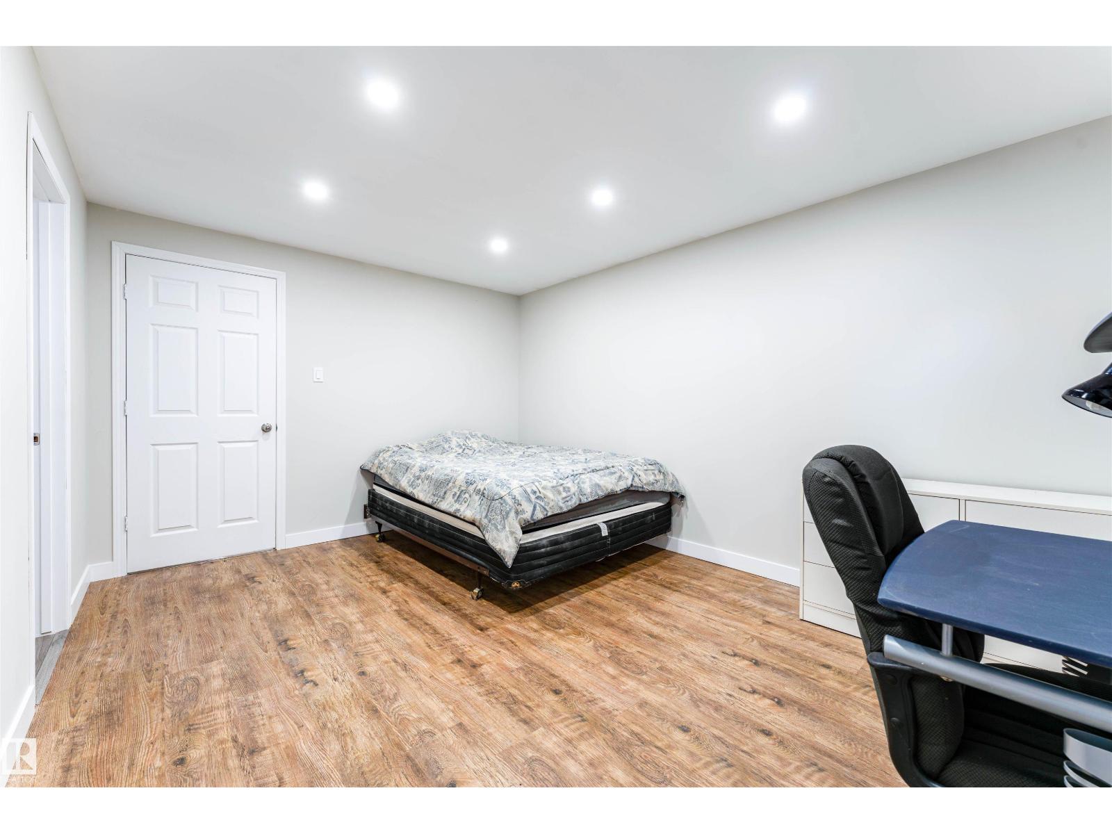 60 Fenwick CR — photo 32