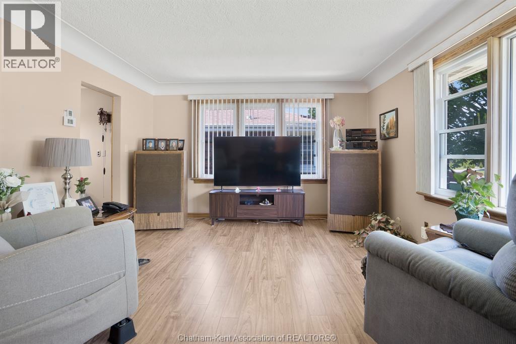 18 WOODLAND AVENUE - 22