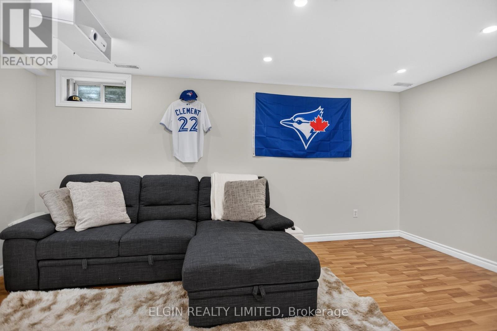 27 COOK CRESCENT - 32