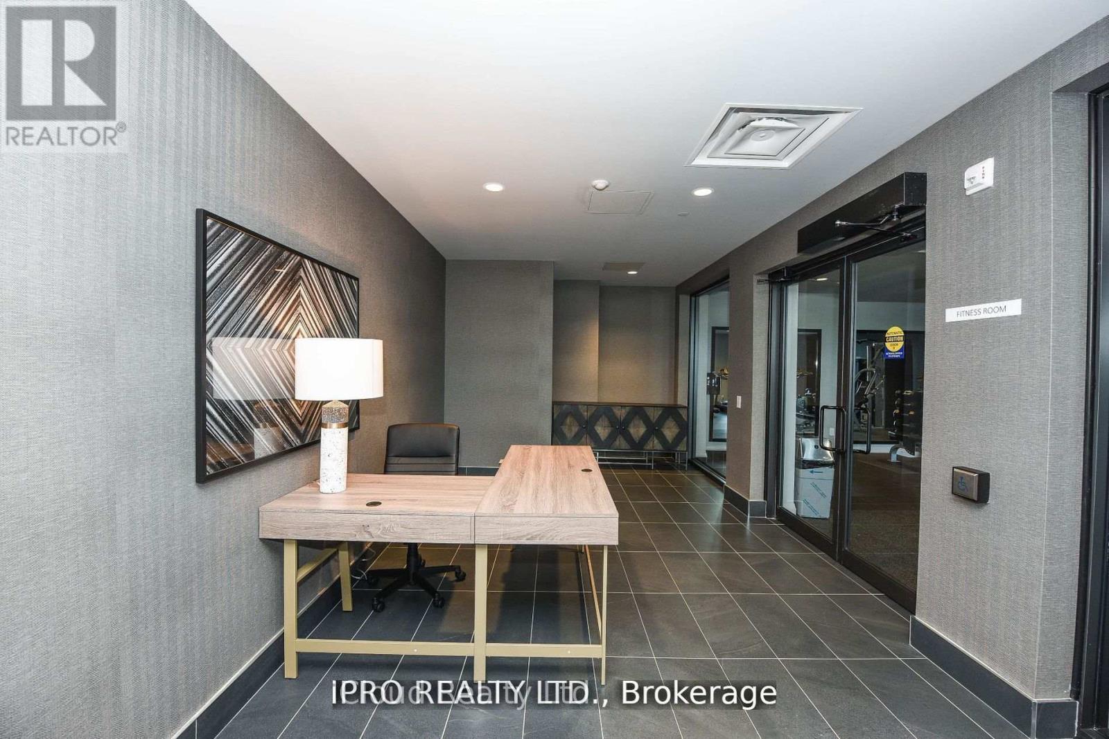 #004 95 DUNDAS ST W STREET - 33