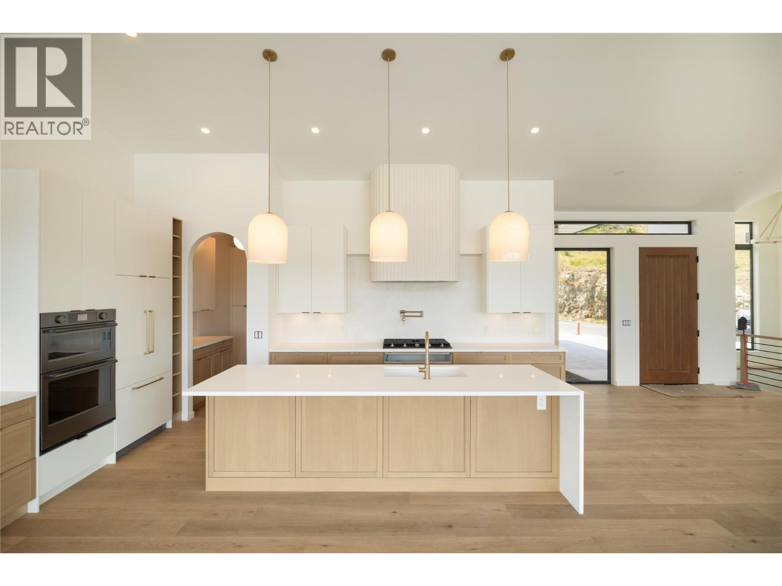  1004 Emslie Street, Kelowna