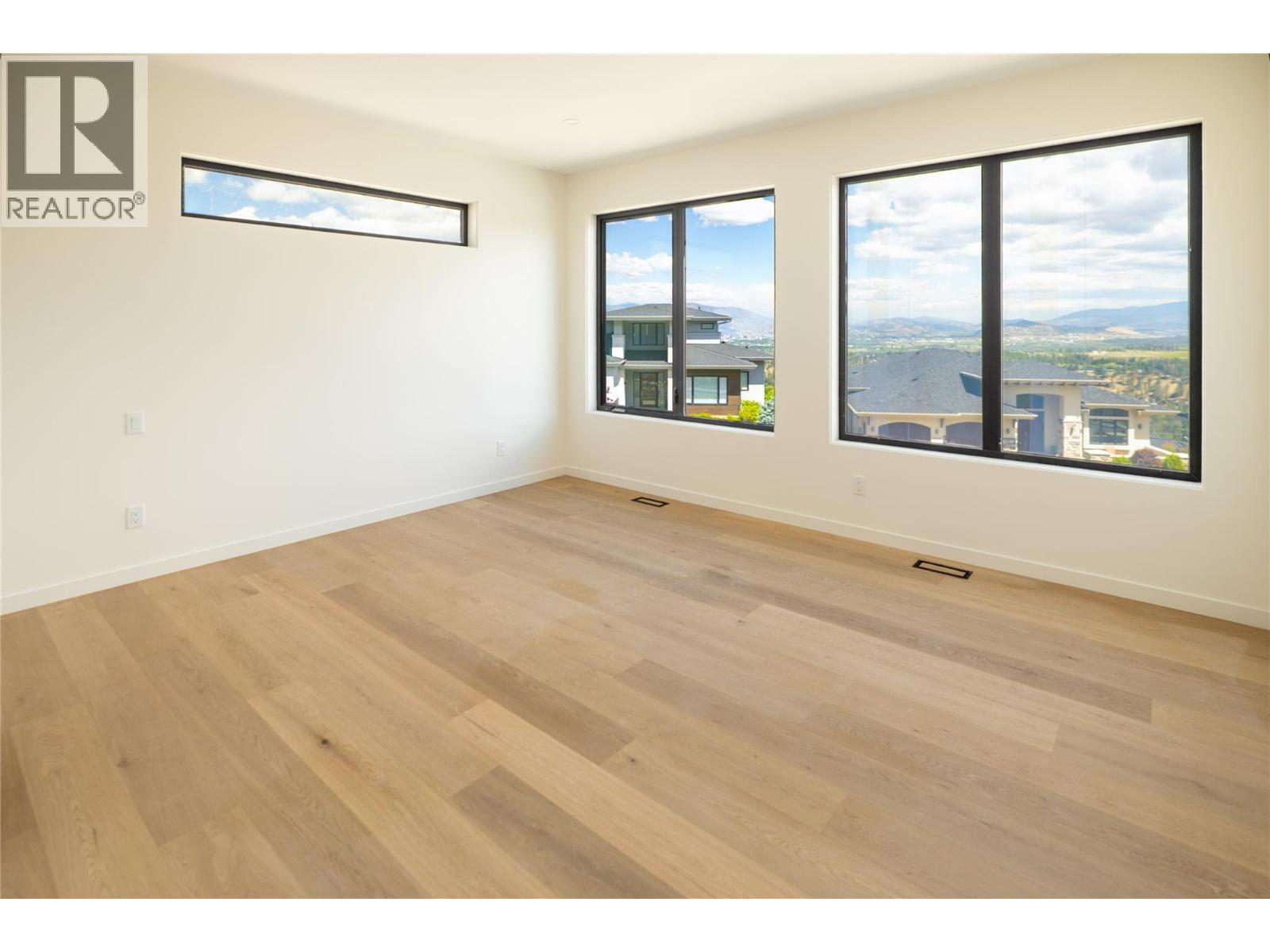  1004 Emslie Street, Kelowna