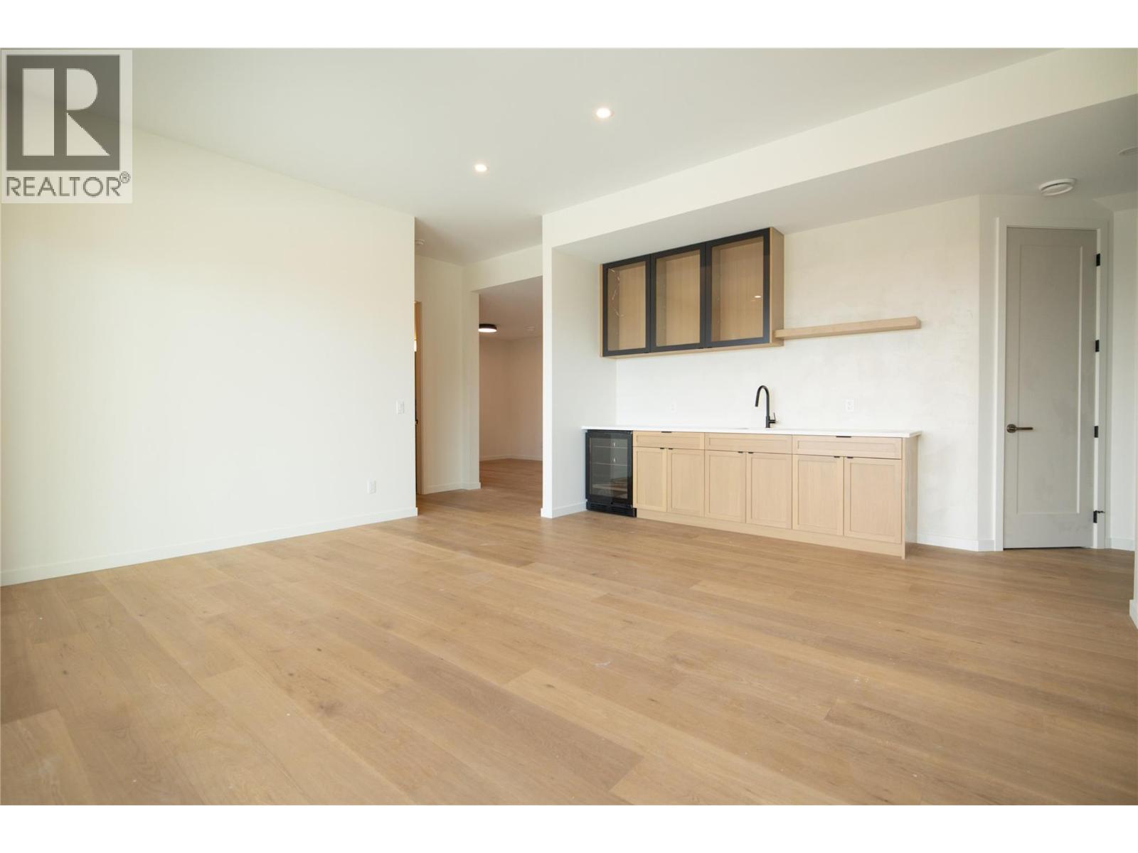  1004 Emslie Street, Kelowna