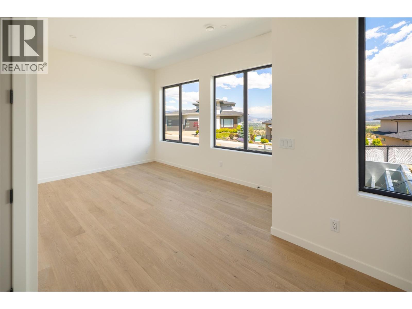  1004 Emslie Street, Kelowna