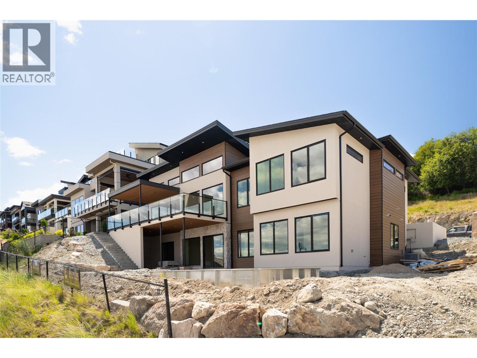  1004 Emslie Street, Kelowna