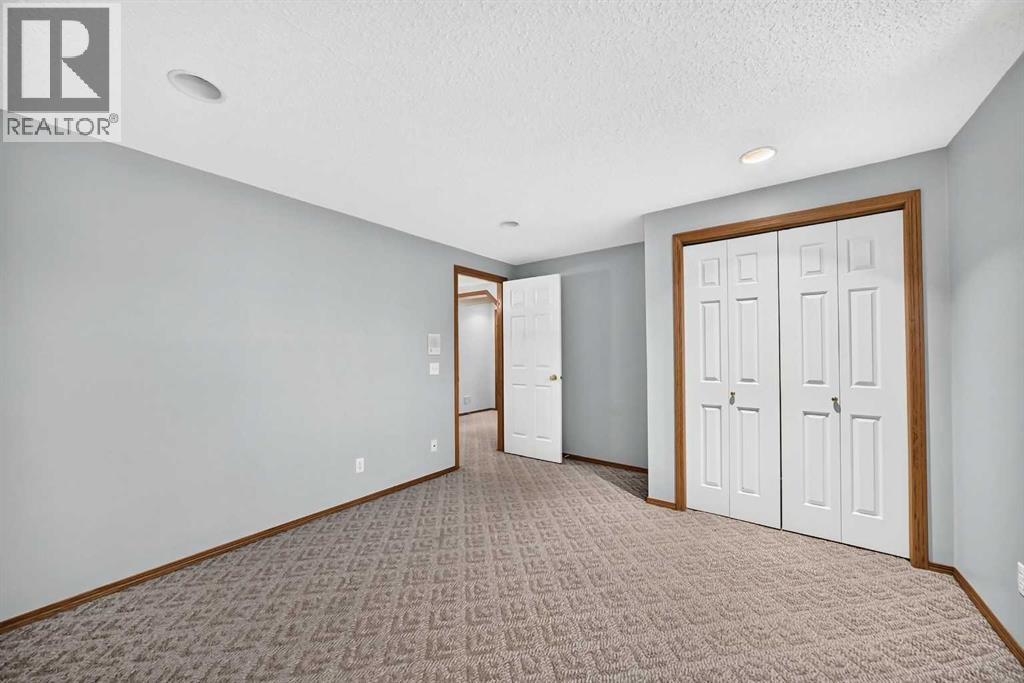 Alternative view of the bedroom