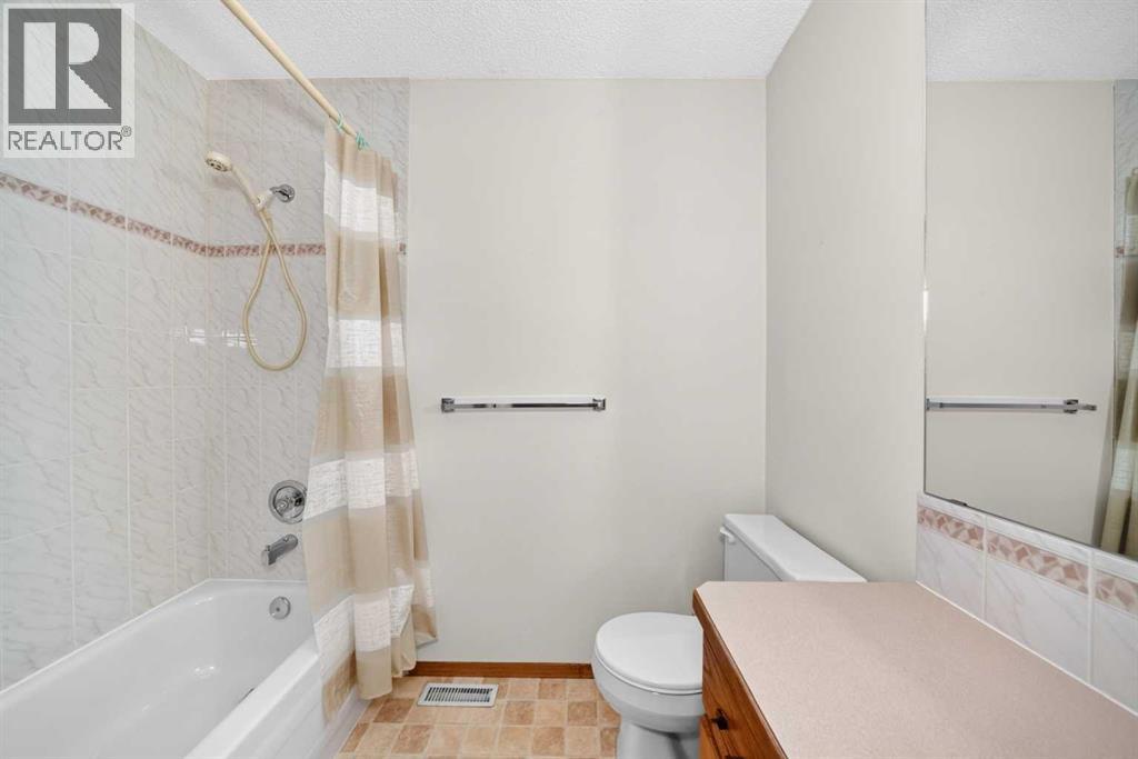 Another image of the main four-piece bathroom