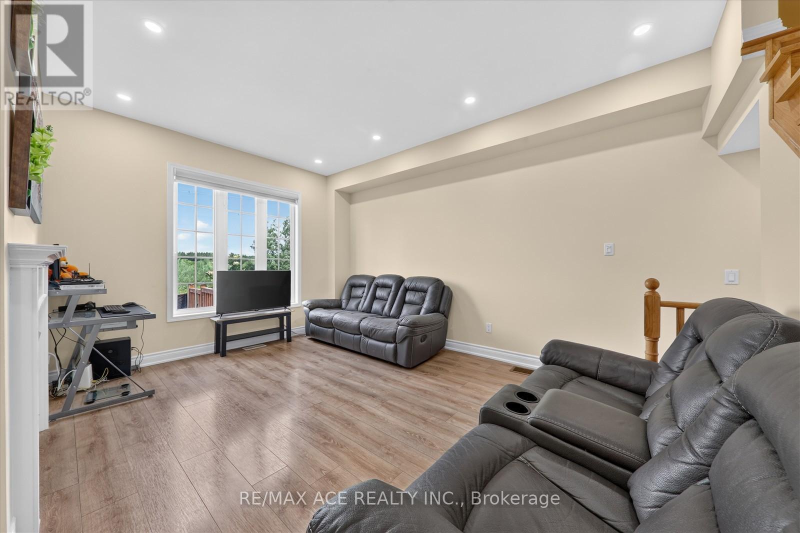 28 HURST DRIVE - 15