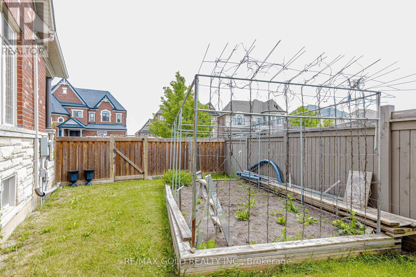 10 FALKLAND ROAD - 41