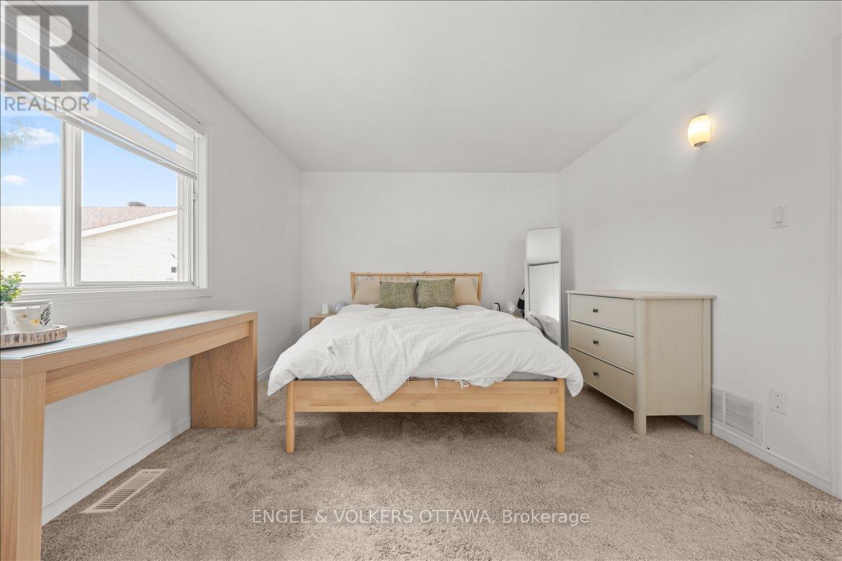 #54 956 COOKSHIRE CRESCENT - 19