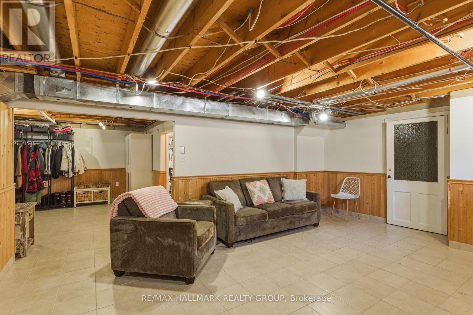 408 YOLE CRESCENT - 40