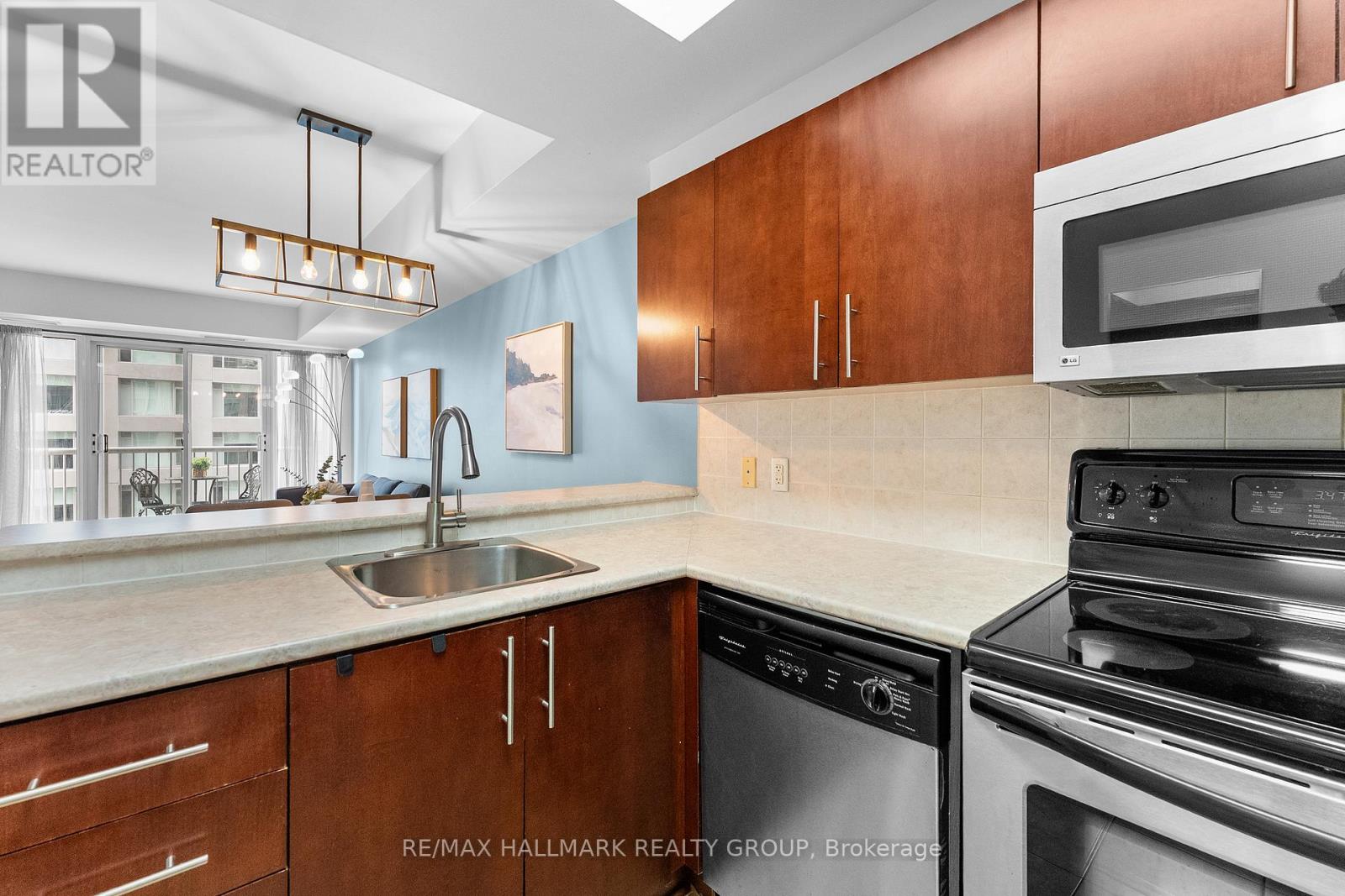 1 Bed, 1 Bath House for Sale in Ottawa – 1702 – 200 RIDEAU STREET, Ottawa – MLS# X13470002 - Image 16