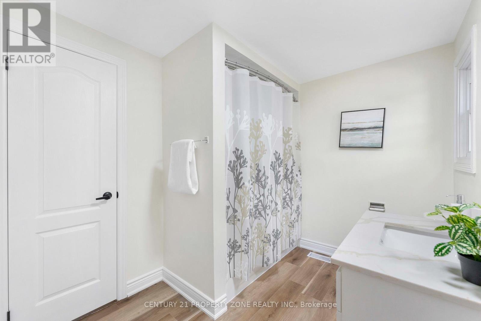 35 ASHTON CRESCENT - 28