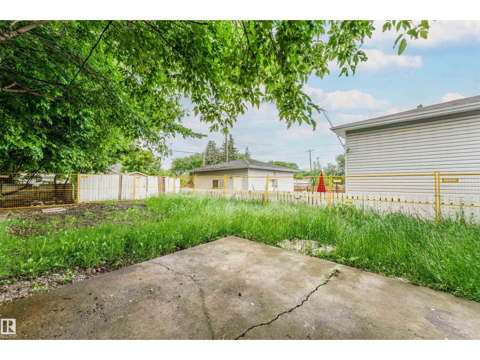 11944 68 ST NW - 10