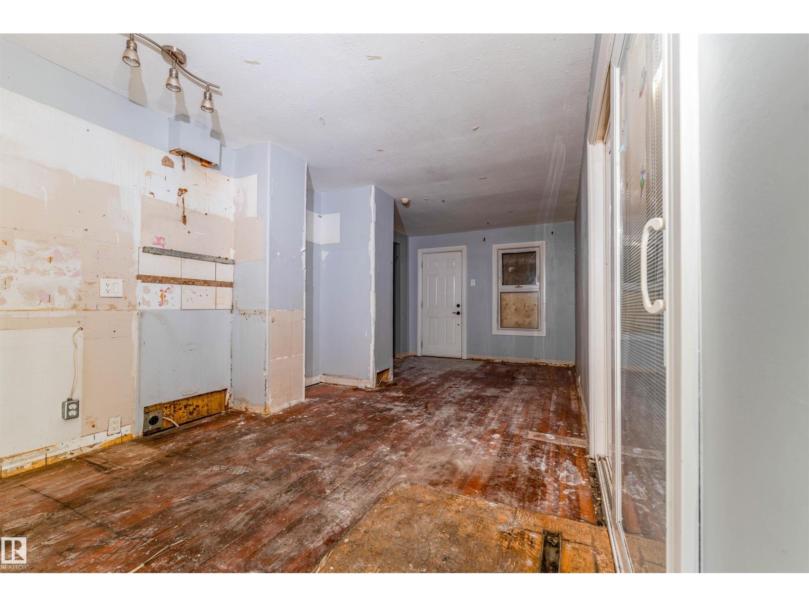 11944 68 ST NW - 5