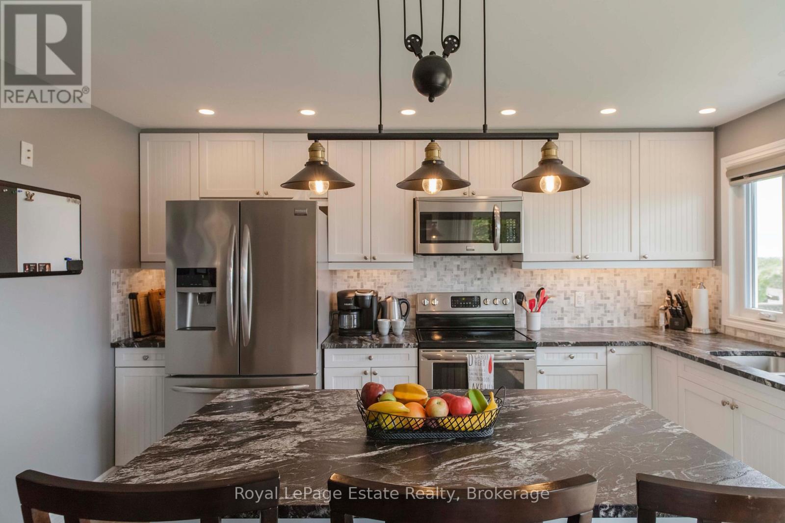 319 LAKESHORE BOULEVARD N - 10