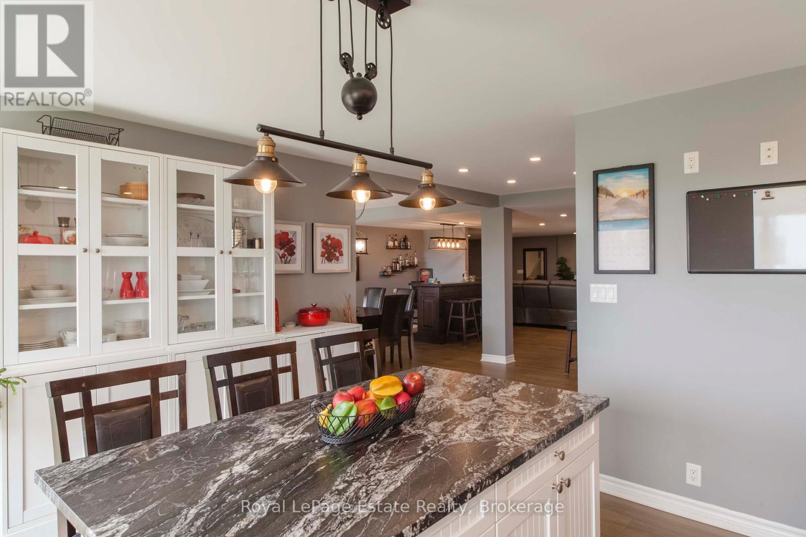 319 LAKESHORE BOULEVARD N - 13