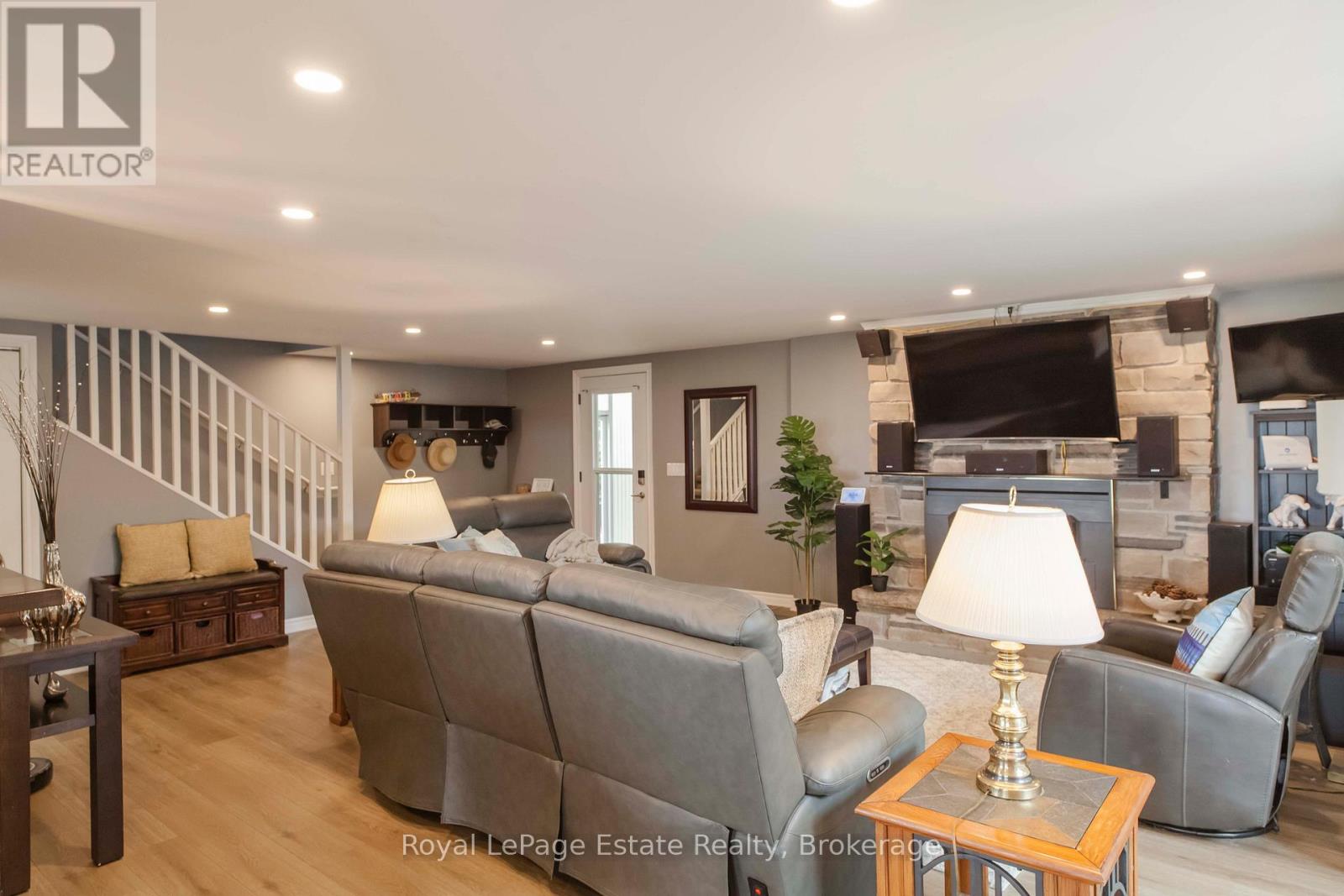 319 LAKESHORE BOULEVARD N - 18