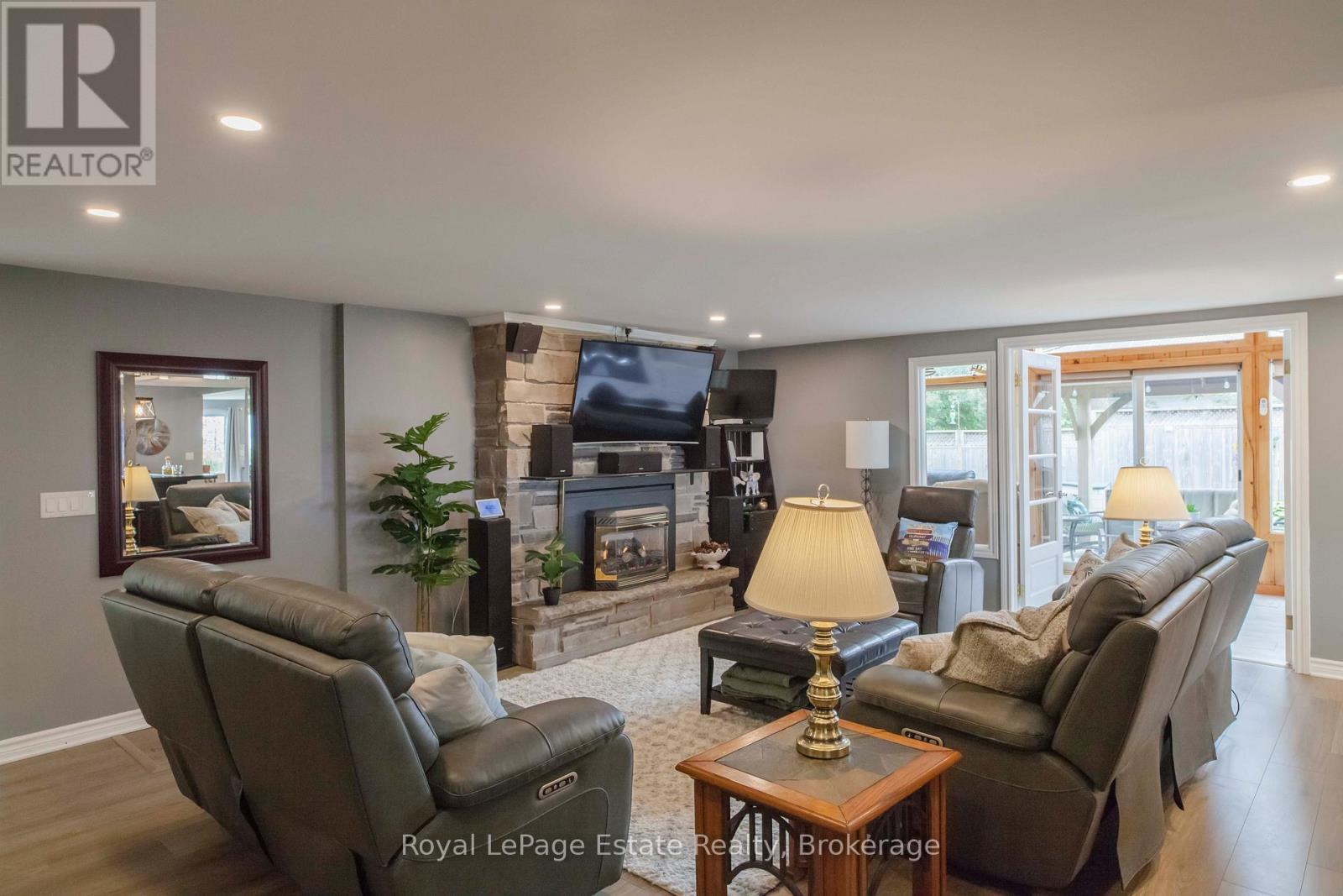 319 LAKESHORE BOULEVARD N - 19