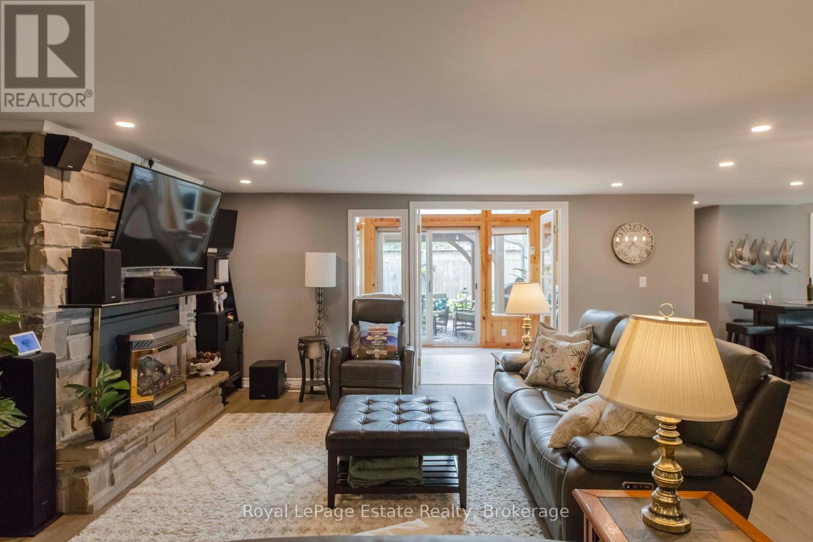 319 LAKESHORE BOULEVARD N - 20