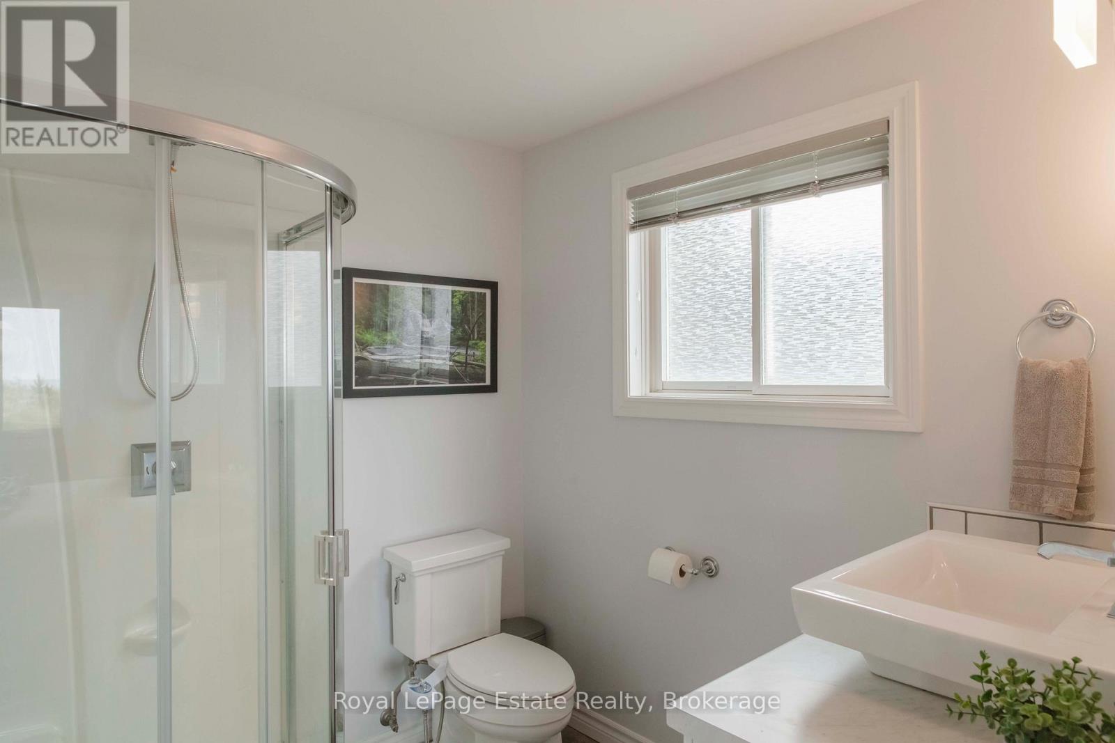 319 LAKESHORE BOULEVARD N - 32