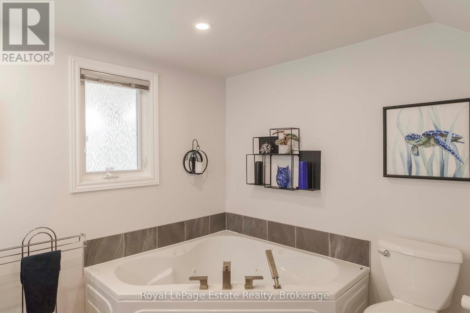 319 LAKESHORE BOULEVARD N - 35